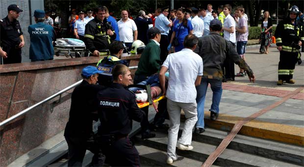 Equipes de emergência socorrem feridos em acidente no metrô