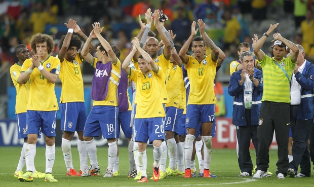 Abatidos, jogadores brasileiros saúdam a torcida ao fim da partida: vergonha no Mineirão | Foto: Rafael Ribeiro/CBF