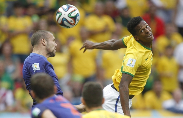 Jô, o substituto de Fred, disputa bola na melancólica derrota para a Holanda: nada a acrescentar ao titular | Foto: Rafael Ribeiro/CBF