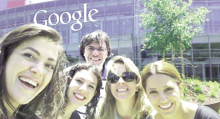 Alline Jajah (esquerda) com grupo de empreendedores na sede de um dos maiores exemplos de startups: a Google | Arquivo Pessoal