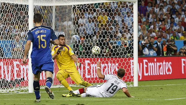 Mario Götz fez gol aos sete minutos do segundo tempo da prorrogação| Foto: Ivo Gonzales/Reprodução