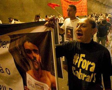Beth durante protesto contra o sumiço do marido, Amarildo | Foto: Reprodução/Caminho 21