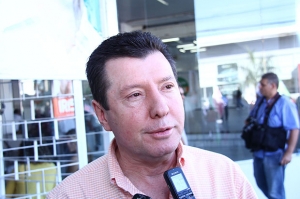 José Nelto concedendo a entrevista que resultou na matéria, no dia 15 de julho, durante inauguração do comitê político de Iris Rezende | Foto: Fernando Leite