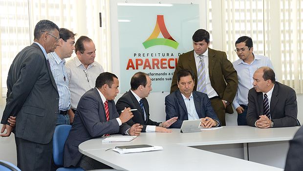 Opção para descentralização de presídios em Aparecida de Goiânia foi discutida por Joaquim Mesquita (à esquerda) e Maguito Vilela| Foto: Divulgação/Secom Aparecida de Goiânia