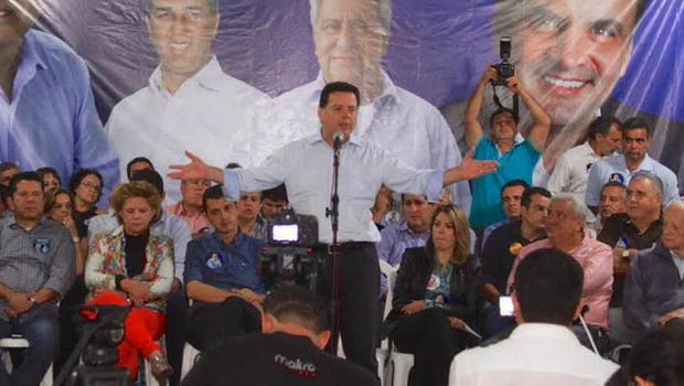 Ao lado da senadora Lúcia Vânia (PSDB) e a presidente da OVG, Valéria Perillo, Marconi discursa em Anincuns | Foto: Divulgação/Wesley Costa