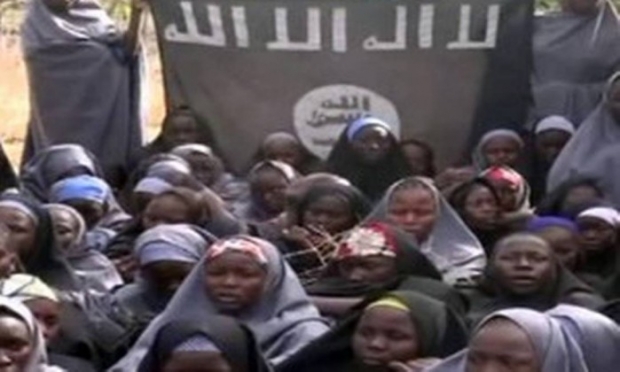Imagens de vídeo divulgado pelo Boko Haram após o sequestro das nigerianas | Foto: Reprodução  AFP