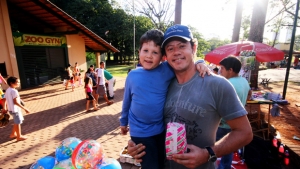 Para o médico Daniel Thomaz de Aquino e seu filho Matheus,  o Zoo de Goiânia é muito seguro e ótima opção de lazer. Foto: Fernando Leite