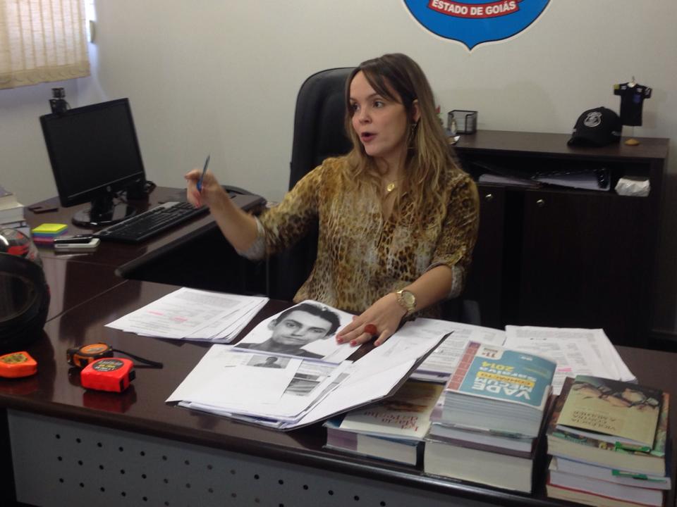 Delegada Ana Elisa em conversa com a impressa apresenta foto de suspeito foragido