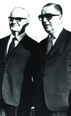 Emílio Médici (à direita) com Ernesto Geisel, em foto de 1973, ainda durante o governo do primeiro, que depois destilaria ressentimento com o sucessor