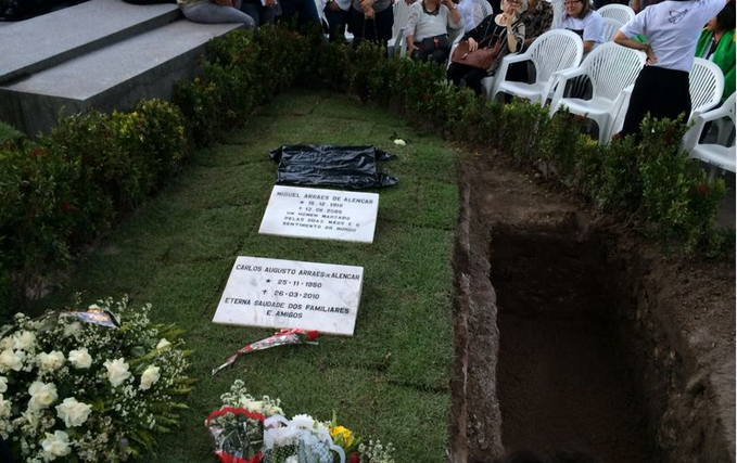 Eduardo foi enterrado ao lado do avô l Foto: Reprodução O Globo
