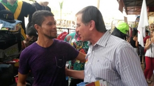 Candidato petista fez caminhada e conversou com eleitores em Águas Lindas, no Entorno do DF | Foto: Reprodução/Twitter