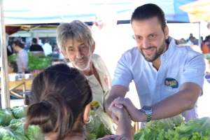 Baldy visita feira em Anápolis: interlocução com a sociedade