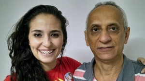 Déborah Evellyn com o professor Romualdo Pessoa, da Universidade Federal de Goiás
