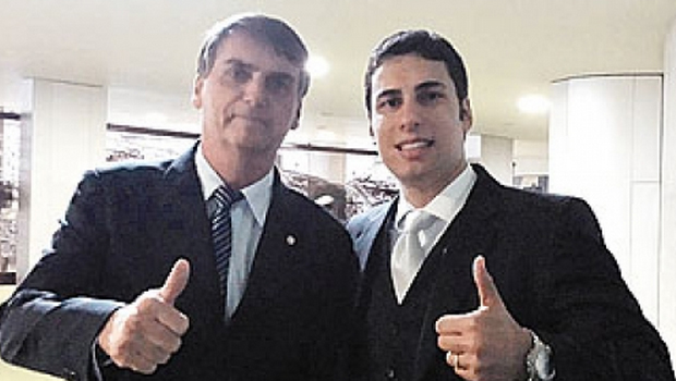 Na página deletada pelo Facebook o candidato aparece ao lado deputado federal, Jair Bolsonaro (PP)|Foto: Reprodução|Facebook