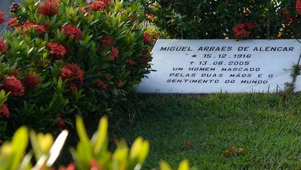 Número de visitantes no Cemitério Santo Amaro aumentou desde que foi confirmada a morte do ex-governador | Foto: Fernando Frazão/Agência Brasil