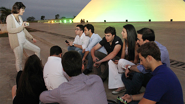 Larissa Paiva (de pé) discute situação eleitoral em Goiás com amigos pelas redes sociais | Foto: Humberto Martins