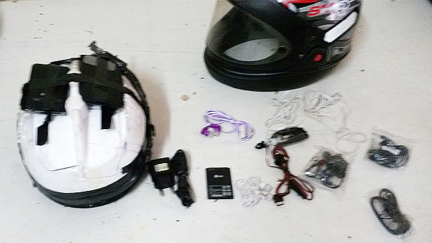 Material foi encontrado em fundo falso no interior de um capacete dos suspeitos | Foto: Reprodução/Comunicação POG