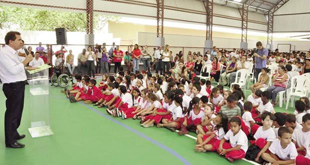 Prefeito João Gomes (PT) durante fala com alunos da rede municipal de ensino