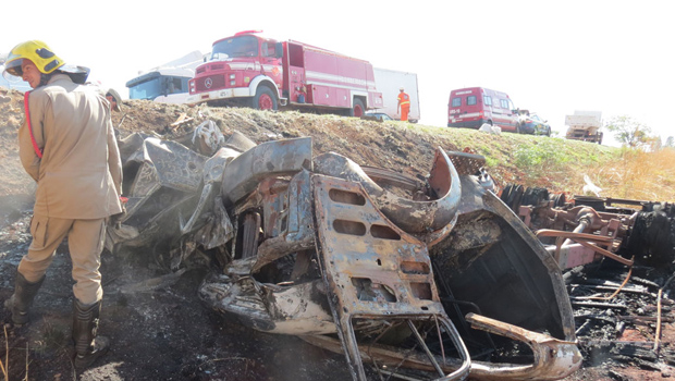 Destroços de veículo após o acidente|Foto: Divulgação/Corpo de Bombeiros