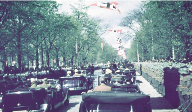 Desfile de Hitler durante a anexação da Áustria (Anschluss) pelos nazistas, em 1938: o exílio como alternativa, para Carpeaux | Foto: M.File