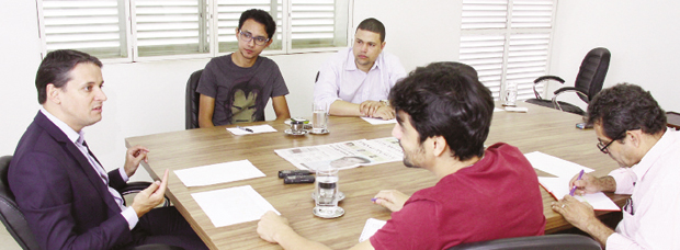 Thiago Peixoto em entrevista a editores e repórteres do Jornal Opção: “Por três anos bateram na questão de infraestrutura e, atualmente, somos o Estado que mais investe em infraestrutura” | Foto: Fernando Leite/Jornal Opção