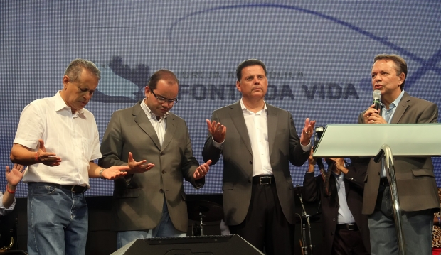 Da esquerda para direita, bispo Mozart Morais, Marconi Perillo, Fábio de Sousa e César Augusto / Foto: Marco Monteiro