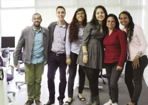 Sarah Teófilo (no centro) e os outros cinco finalistas do 2º Prêmio Tetra Pak de Jornalismo Ambiental