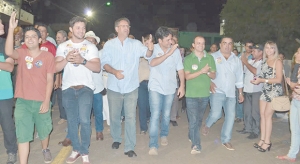 O candidato ao governo Marcelo Miranda (PMDB), em dois momentos da campanha: com seu vice, Marcelo Lelis (PV), e em caminhada, sentindo o ânimo da população tocantinense