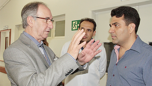 Em visita ao Hutrin, prefeito em exercício Gleyson Cabriny (PSDB), à direita, conversa com Adilson Usier, superintendente da organização social Gerir, que administra a unidade | Foto: Iris Roberto