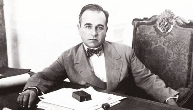Getúlio Vargas, ficou no governo por 15 anos. Forte em 1930, perdeu o controle do Estado em 1945