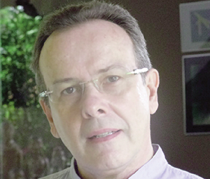 Ronaldo Costa Fernandes, poeta e doutor em Literatura pela Universidade de Brasília (UnB): “Não escrevo para preencher o vazio,/mas para esvaziar-me” / Foto: Blog do autor