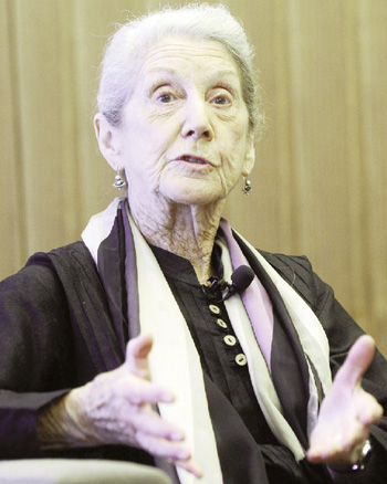 Nadine Gordimer: a escritora percebe Jorge Luis Borges como sucessor de Kafka e diz que a literatura de Alejo Carpentier é maravilhosa / Foto: Berthold Stadler/Publico