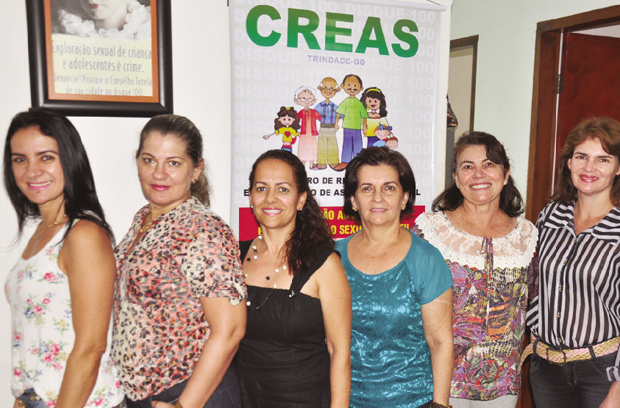 Secretária Gerúsia Paiva ao lado de colaboradoras do CREAS: trabalho em prol dos direitos das famílias