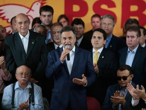 Aécio Neves (PSDB) durante discurso após receber apoio do PSB para o segundo turno