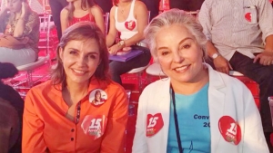 Carmem (à esquerda) ao lado da esposa de Iris Rezende, Iris de Araújo 