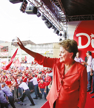 Candidata Dilma Rousseff em comício bancado pelo dinheiro público