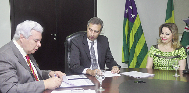 William O’Dwyer, José Eliton e Sâmia ZakZak na assinatura do protocolo: expansão da Roots Alimentos (Foto: Paulo Giovanni)