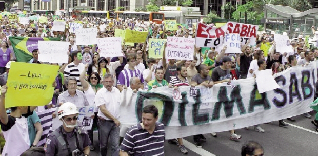 Manifestantes fazem ato na Avenida Paulista, em São Paulo, em protesto contra reeleição de Dilma Rousseff Foto: Agência O Globo