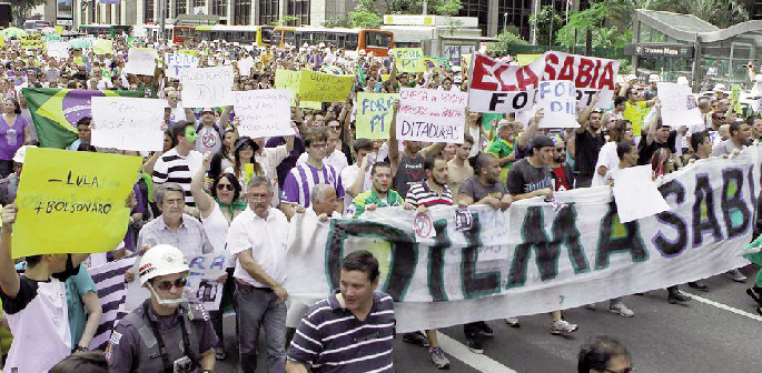 Manifestantes fazem ato na Avenida Paulista, em São Paulo, em protesto contra reeleição de Dilma Rousseff Foto: Agência O Globo