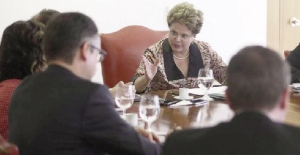 Presidente Dilma Rousseff a jornalistas no Palácio do Planalto: “Não represento o PT” Foto: André Coelho / Agência O Globo