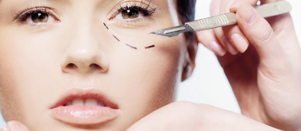 Não importa se a pessoa é bonita ou socialmente aceitável: se ela não tiver uma satisfação interna alinhada ao seu corpo físico, é certo que, em algum momento da vida, passará por um procedimento estético (Foto: Gianni Diliberto)