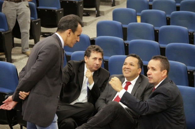 Geovani Antônio (à direita) conversa com vereadores do bloco moderado | Foto: Alberto Maia/Câmara de Goiânia