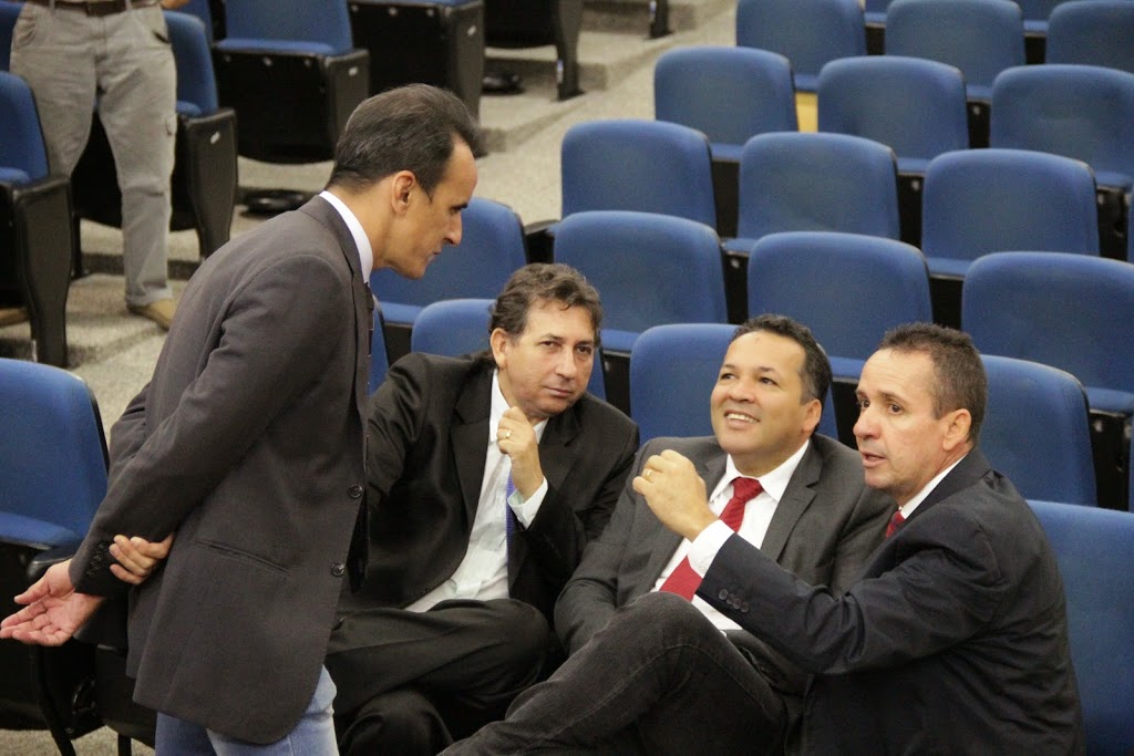 Geovani Antônio (à direita) conversa com vereadores do bloco moderado | Foto: Alberto Maia/Câmara de Goiânia