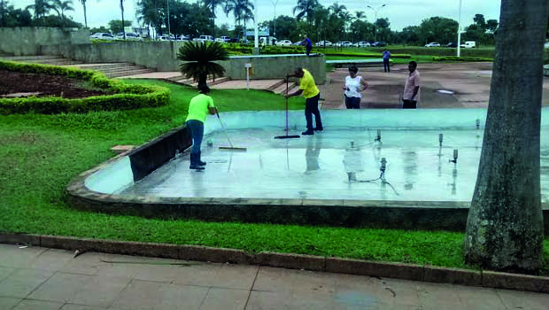 Funcionários da prefeitura reitram água acumulada em Paço Municipal durante reunião de prevenção da Dengue | Foto: Walacy Neto / Jornal Opção