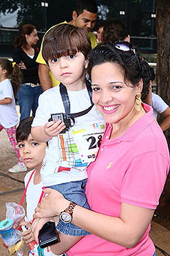 Cejane, com os filhos Levi (no colo) e Josias
