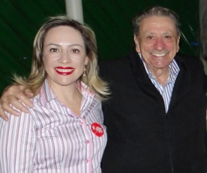 Adriana Accorsi ao lado do pai durante campanha