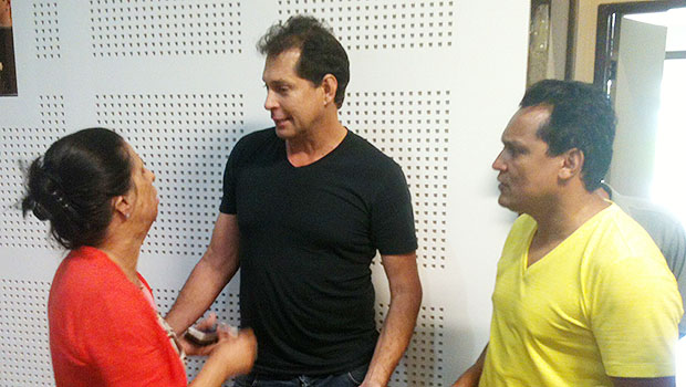 Morador do Setor Jaó conversa com Cristina Lopes (PSDB) e Felizberto Tavares (PT)