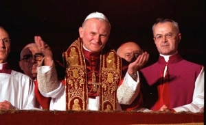 Karol Wojtyla em sua primeira aparição como João Paulo II: a entronização que fez o Kremlin tremer