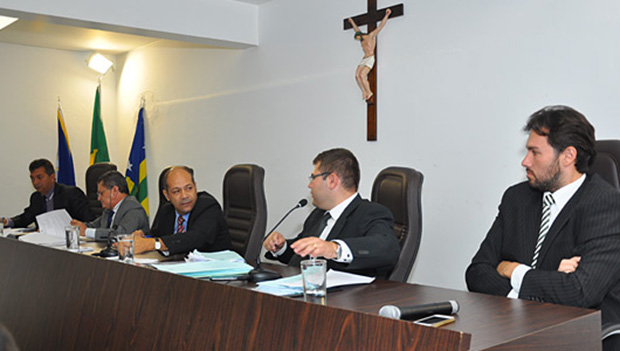 Vereadores questionaram o projeto do Executivo que previa um aumento de mais de 860% para alguns setores Foto: Ismael Vieira