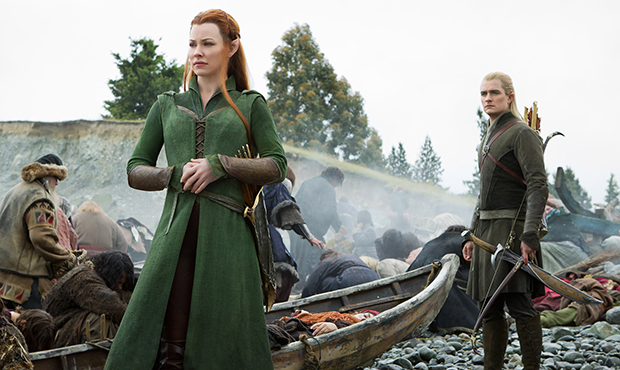a“Elfa de Peter Jackson”, Tauriel, com Legolas ao fundo: parte de um triângulo amoroso injustificado no filme Foto: Warner Bros
